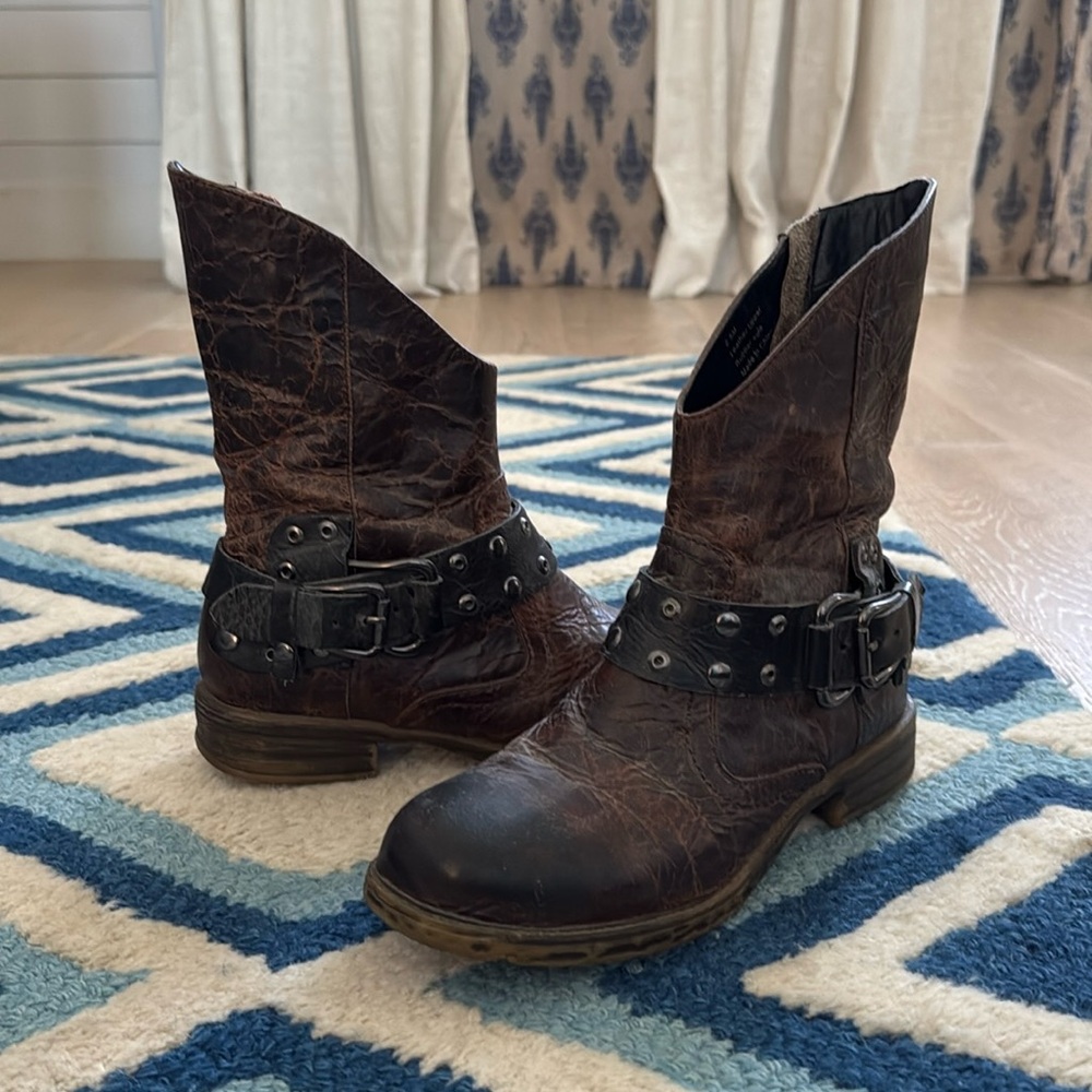 Two Lips ankle boots